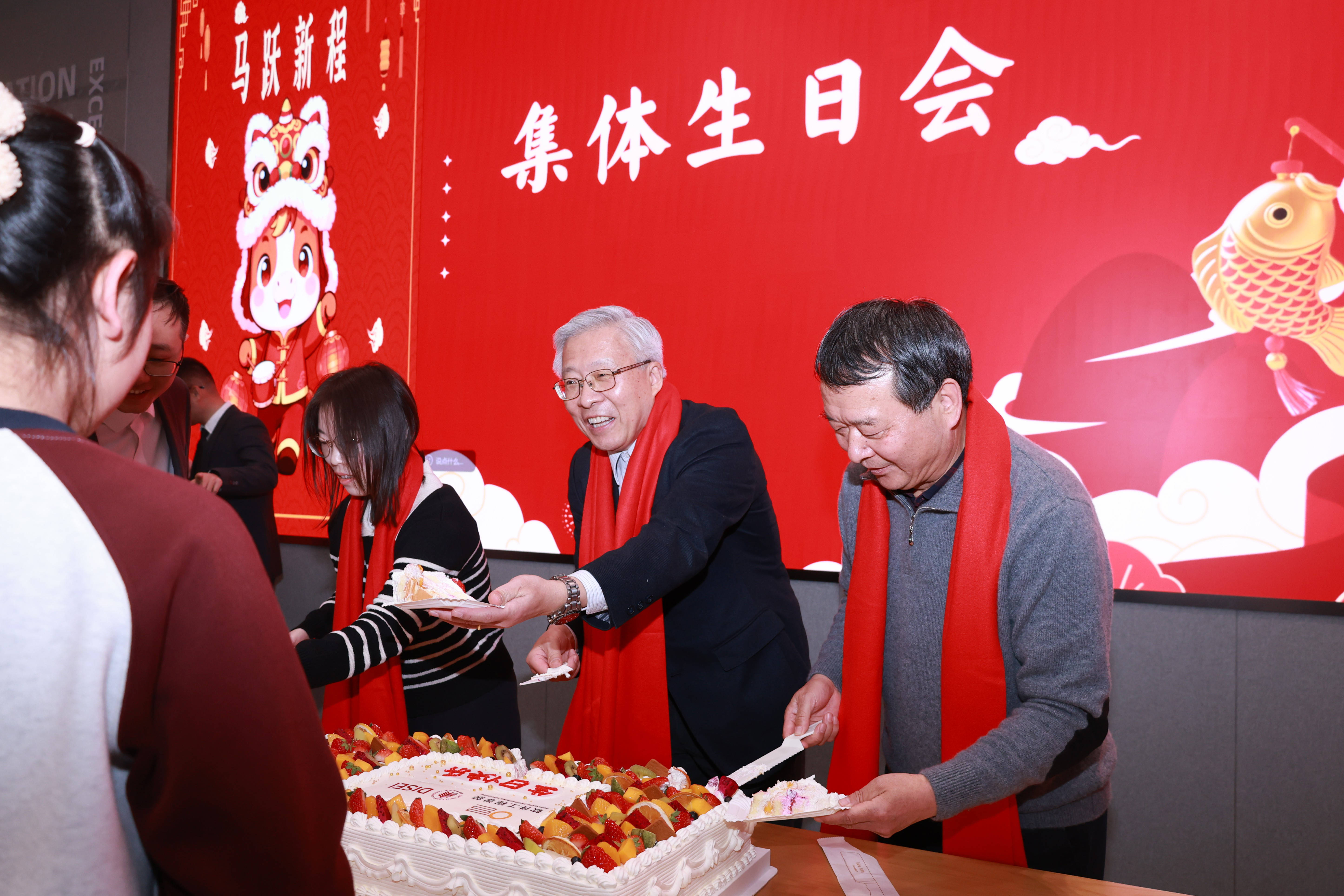 19集体生日会3.JPG 19集体生日会3.JPG