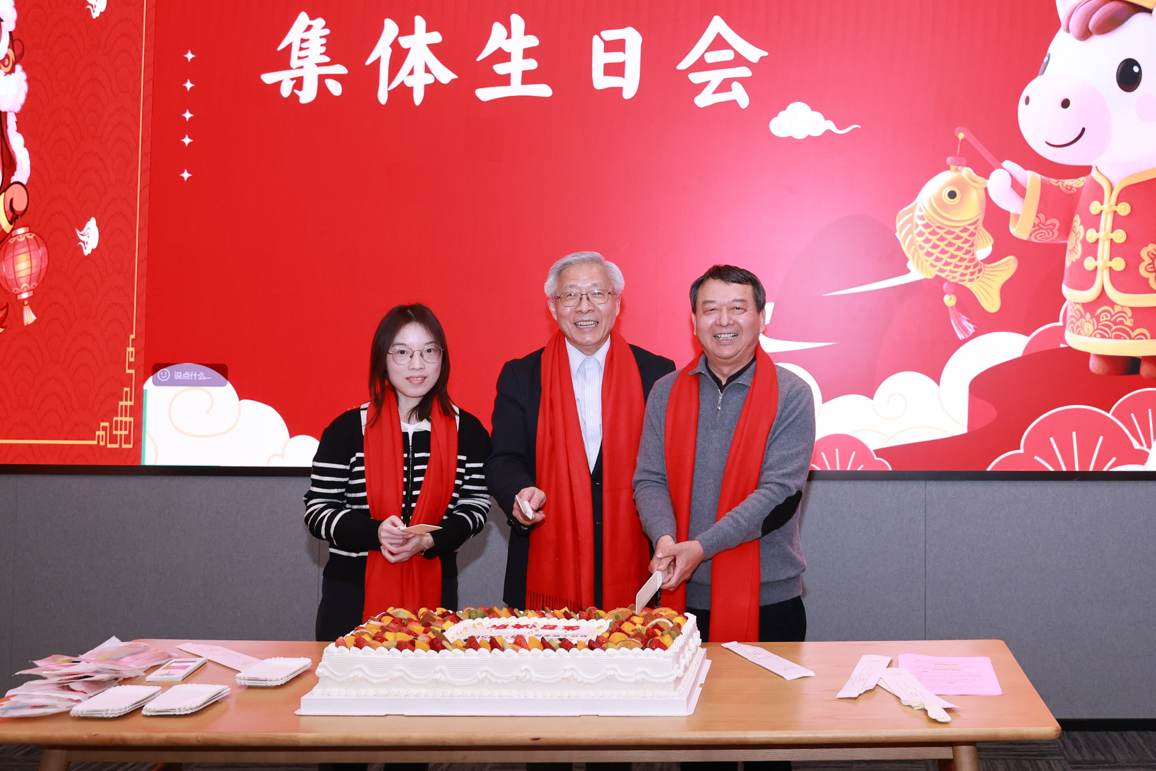 19集体生日会2.JPG 19集体生日会2.JPG