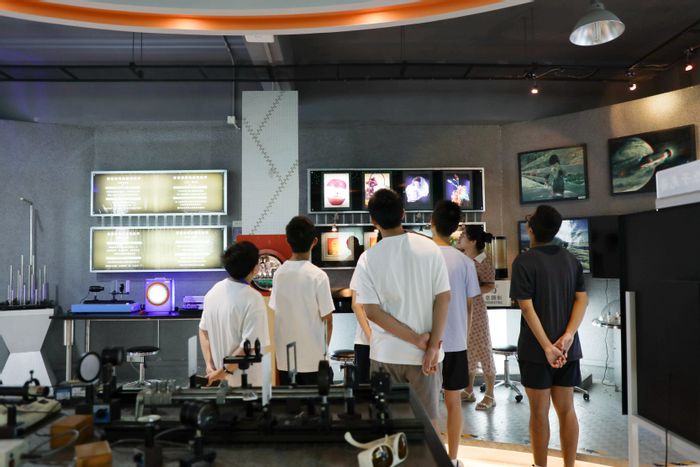 13物理实验室参观.jpg
