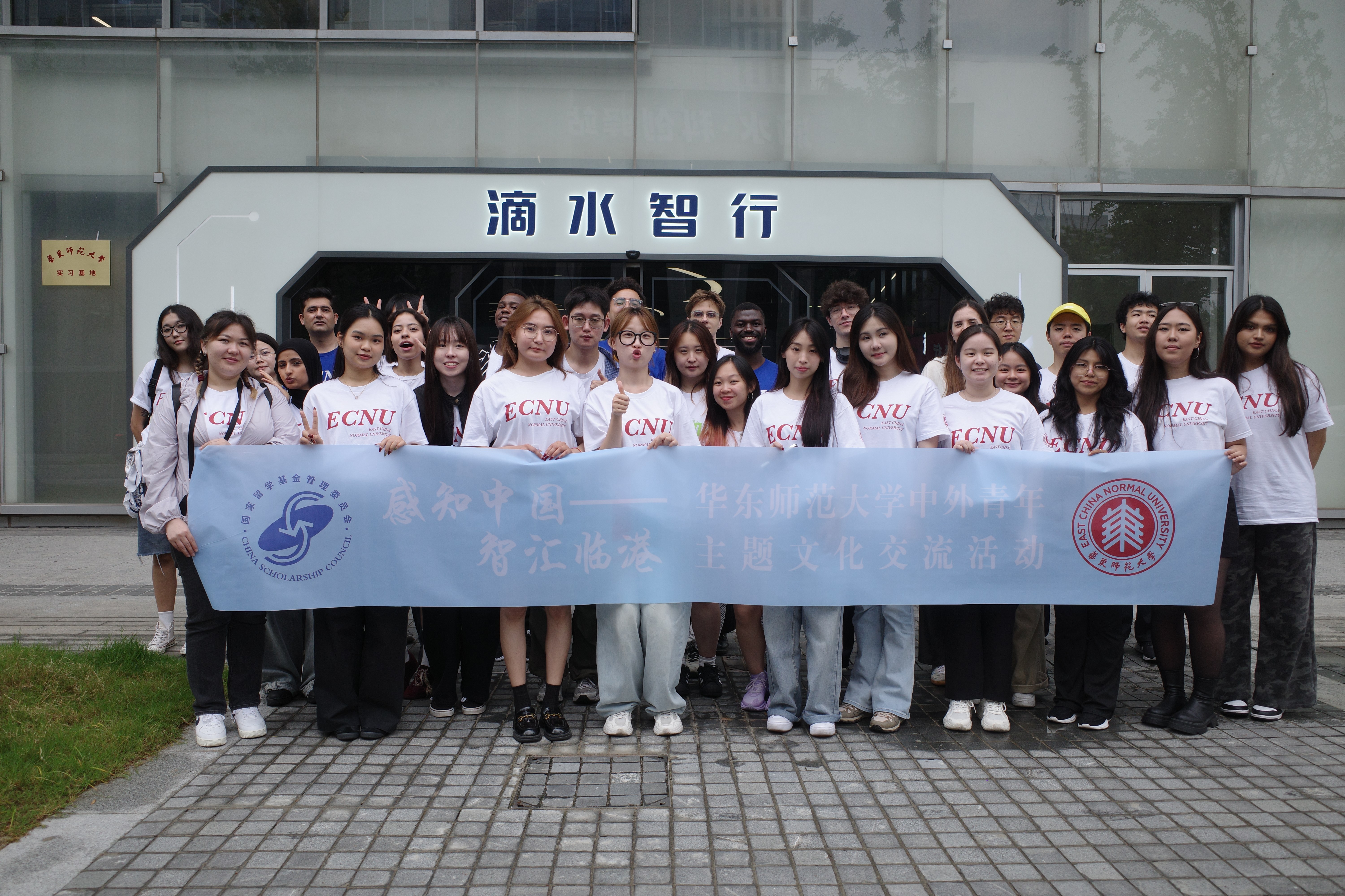 2留学生-AI创新港合影.jpg