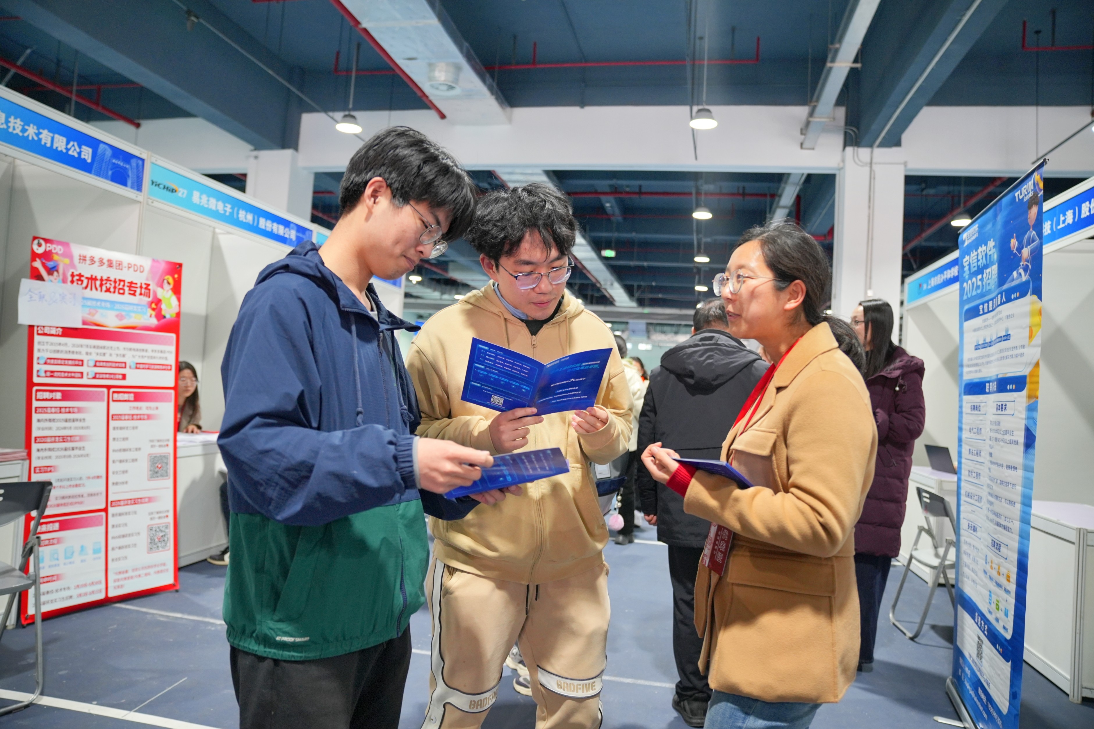 学生与HR交流3.jpg 学生与HR交流3.jpg