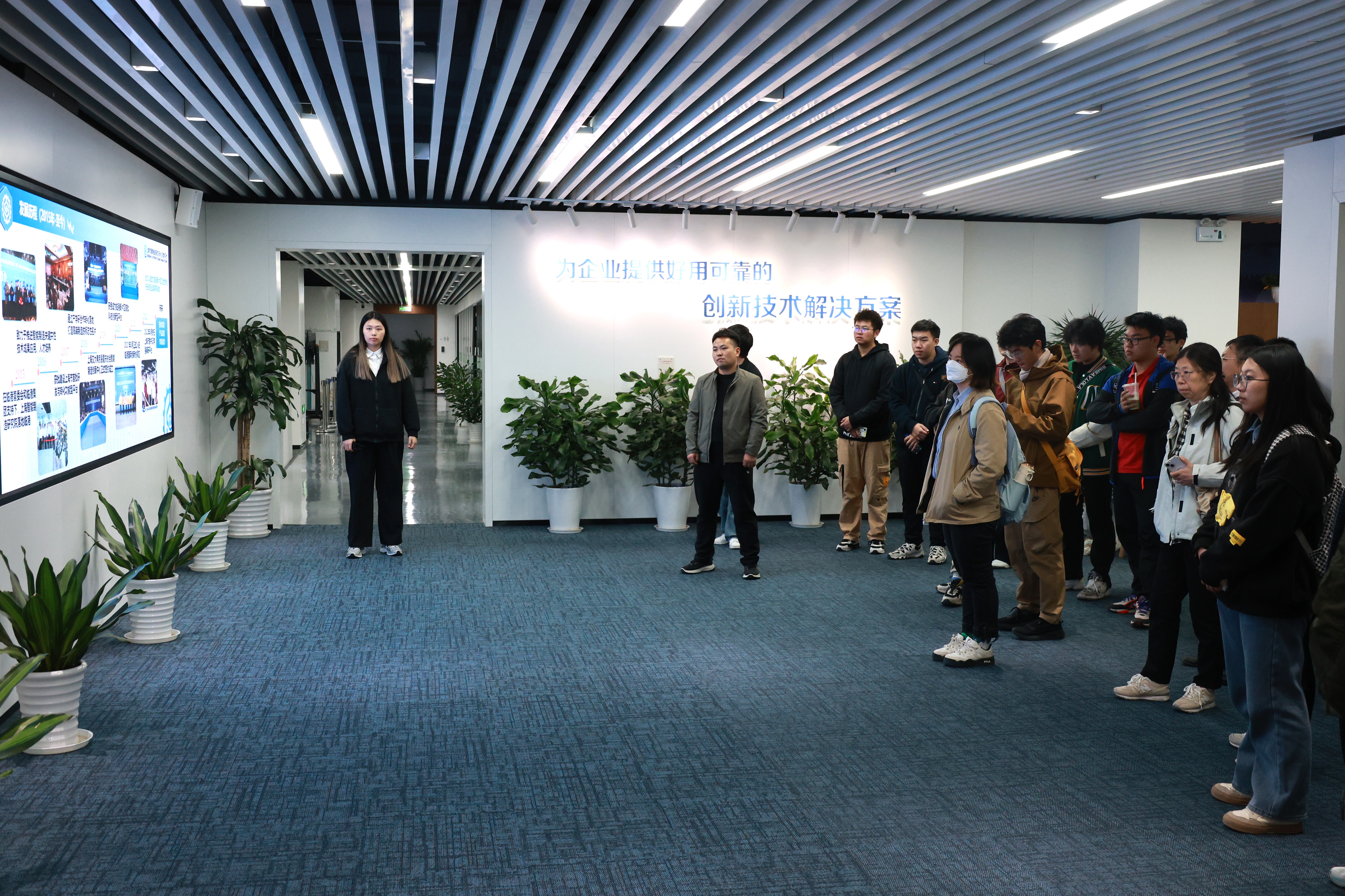 5学院师生在交大临港智能制造基地.JPG 5学院师生在交大临港智能制造基地.JPG