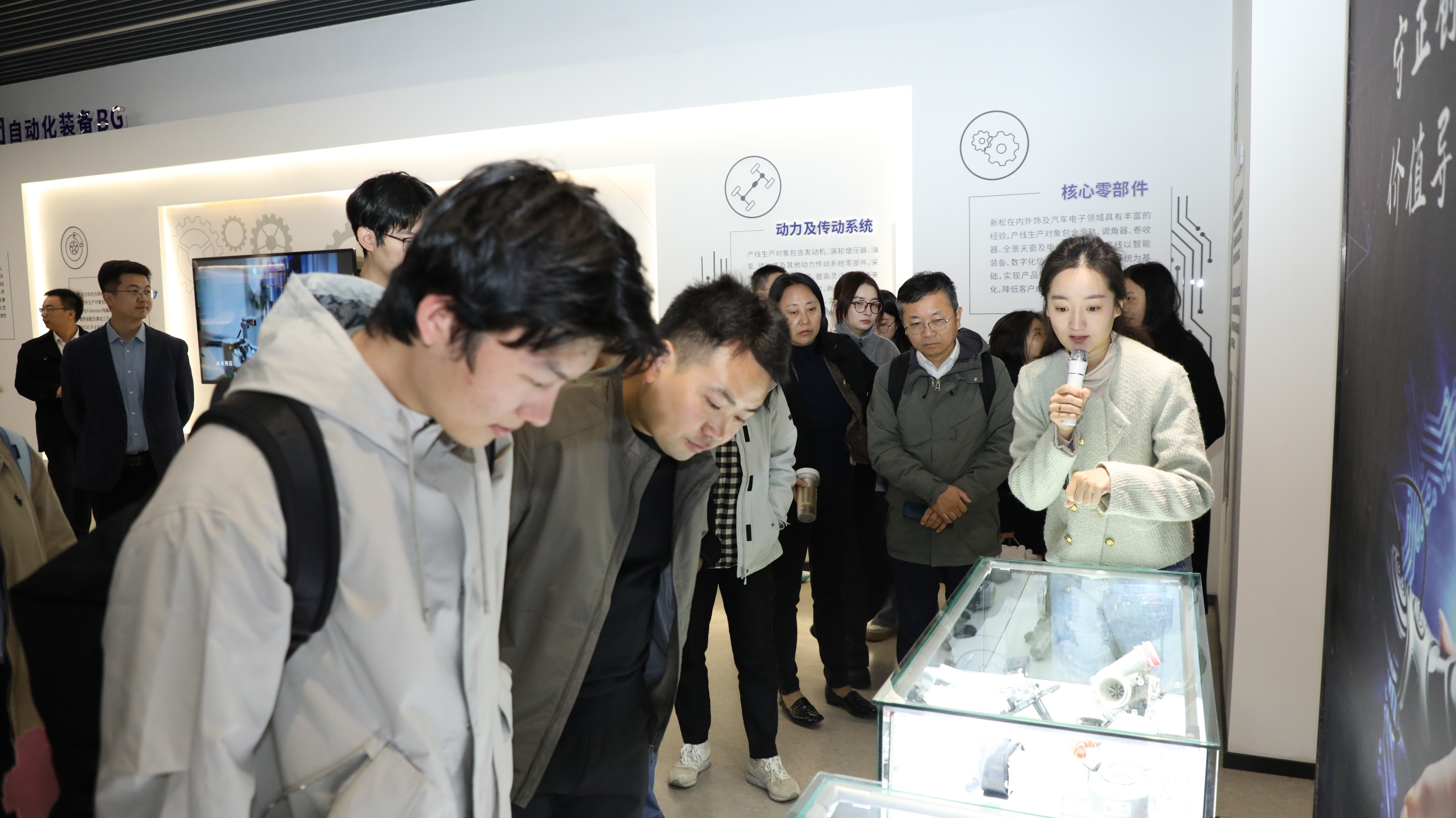 3学院师生在新松机器人.JPG 3学院师生在新松机器人.JPG