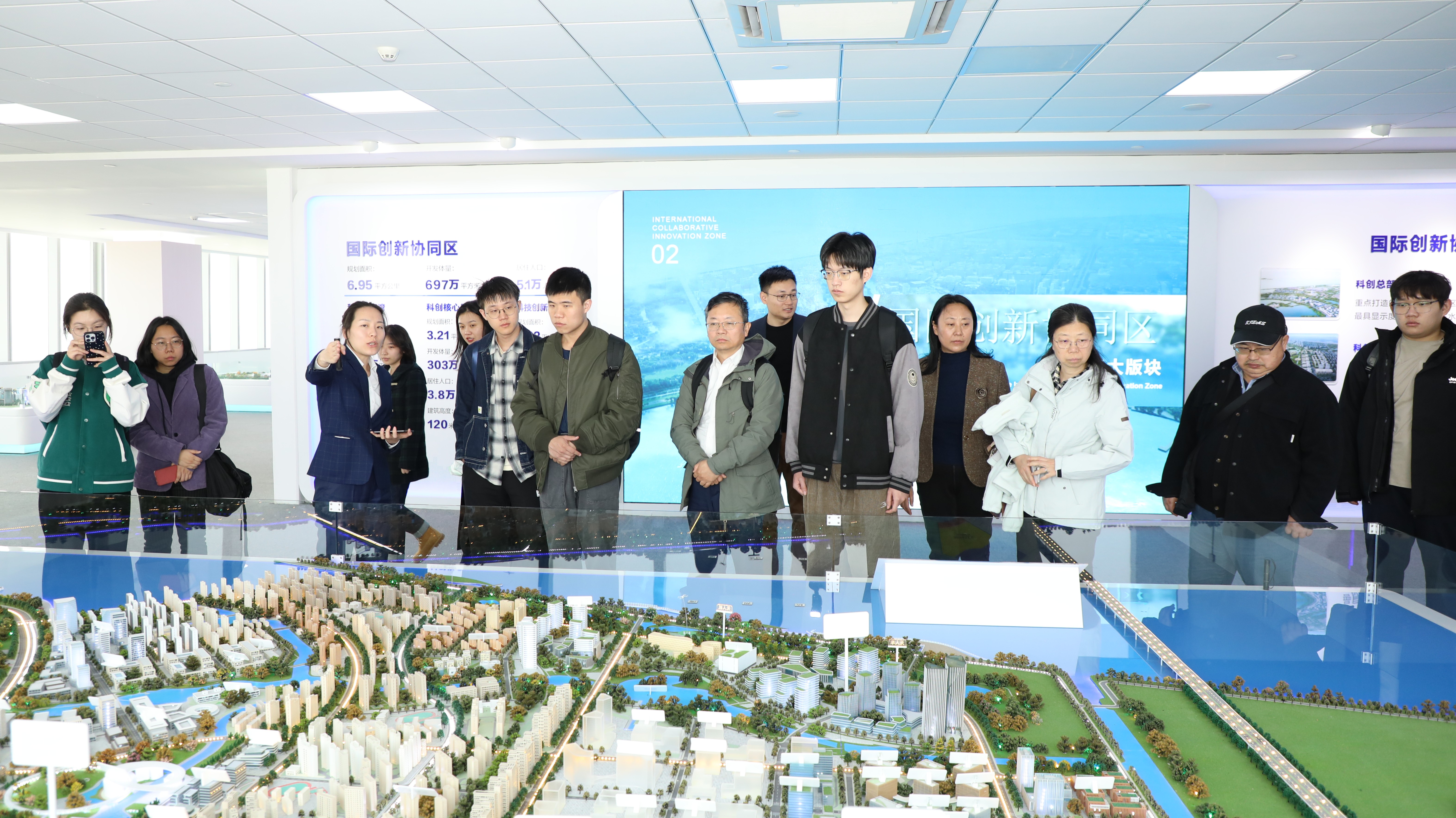 4学院师生在国际创新协同区展厅.JPG 4学院师生在国际创新协同区展厅.JPG