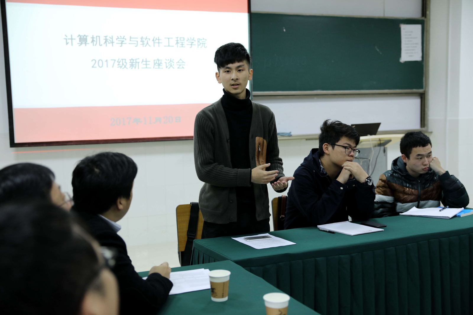师生沟通 携手共进——计算机科学与bv伟德国际体育官方网站召开2017级本科新生座谈会