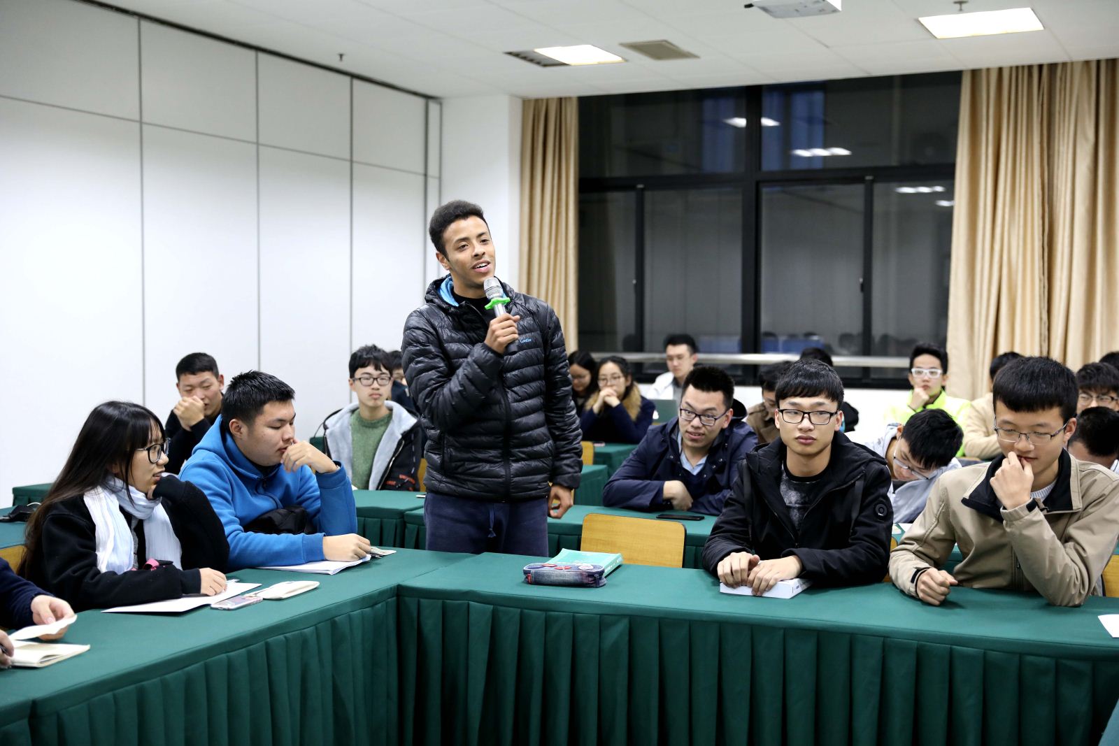 师生沟通 携手共进——计算机科学与bv伟德国际体育官方网站召开2017级本科新生座谈会