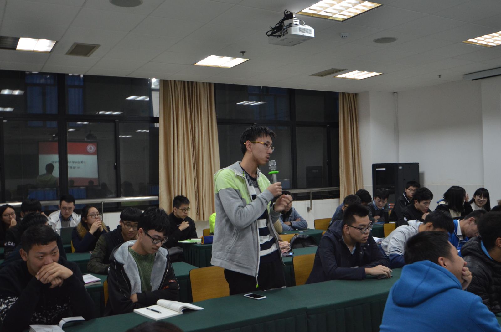 师生沟通 携手共进——计算机科学与bv伟德国际体育官方网站召开2017级本科新生座谈会