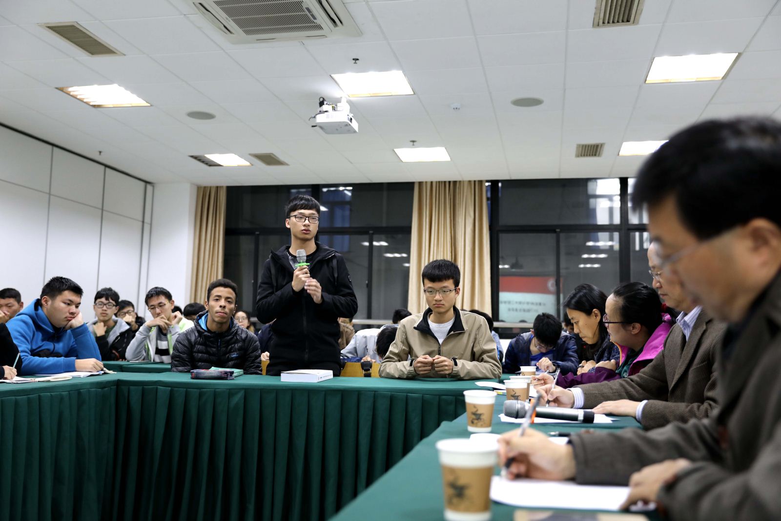 师生沟通 携手共进——计算机科学与bv伟德国际体育官方网站召开2017级本科新生座谈会