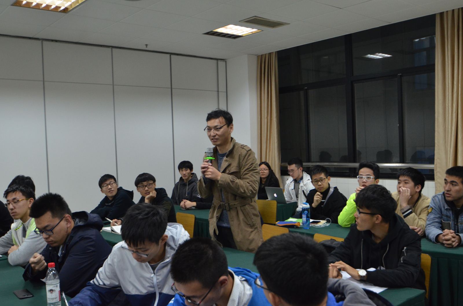 师生沟通 携手共进——计算机科学与bv伟德国际体育官方网站召开2017级本科新生座谈会